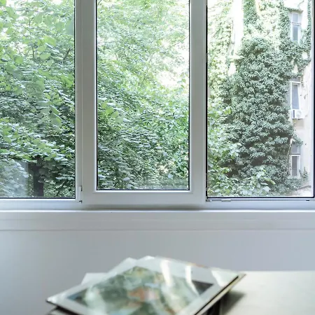 Old Town Historic With Backyard Mini Park Apartment Bukarest