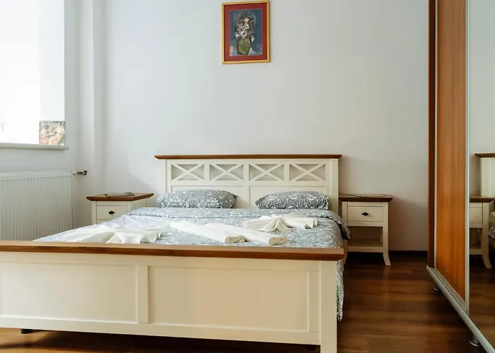 Old Town Historic With Backyard Mini Park Bukarest