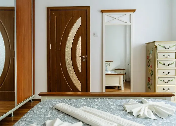 Old Town Historic With Backyard Mini Park Bukurešť