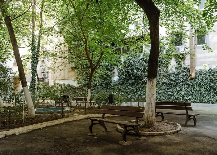Old Town Historic With Backyard Mini Park Appartement Bucarest