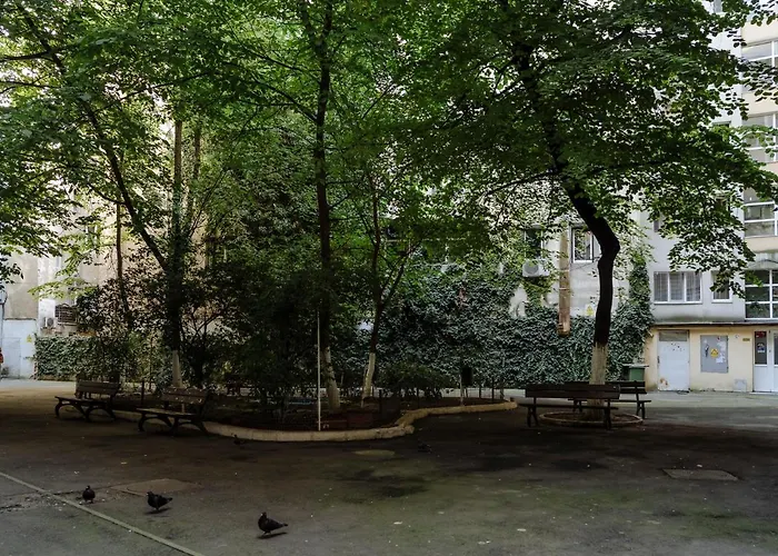 Old Town Historic With Backyard Mini Park Appartement Bucarest