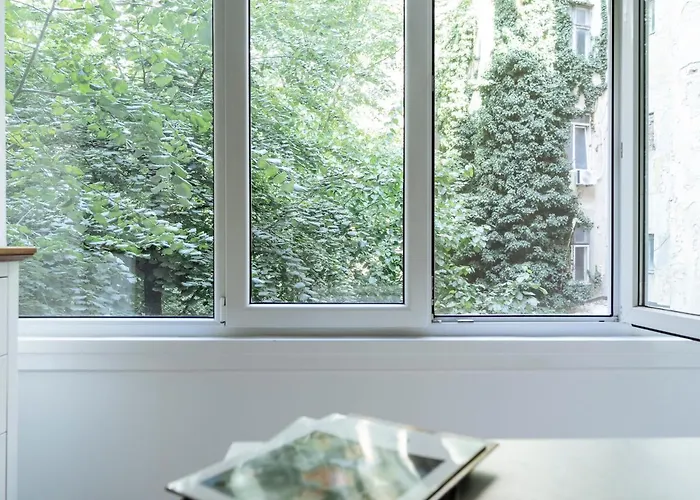 Old Town Historic With Backyard Mini Park Appartement Bucarest