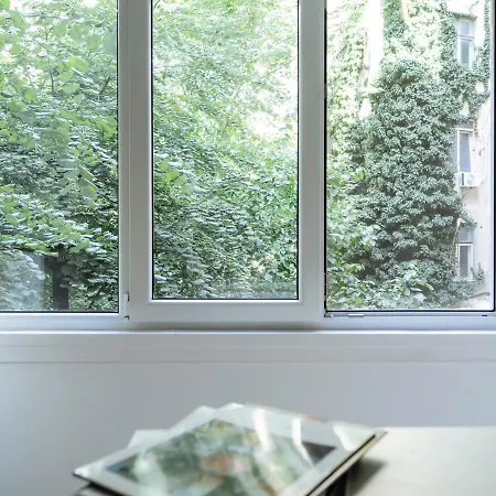 Old Town Historic With Backyard Mini Park Apartament Bukareszt