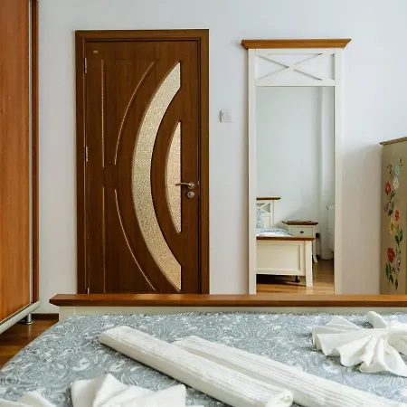 Old Town Historic With Backyard Mini Park Bukareszt